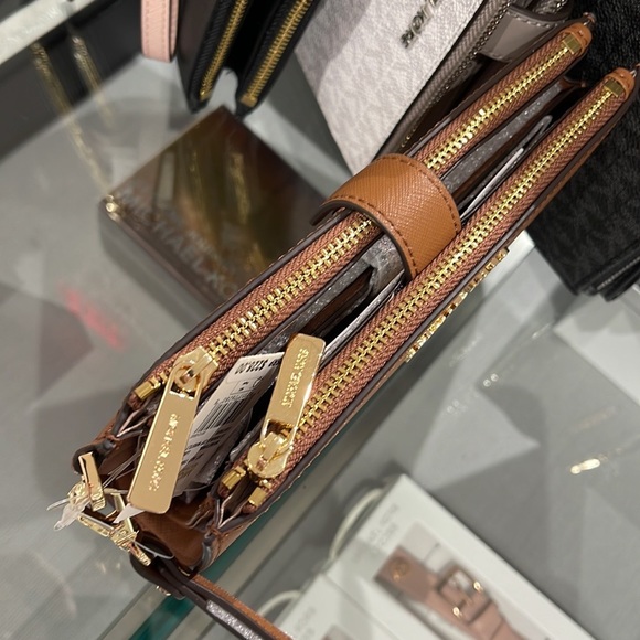 MICHAEL KORS LARGE DOUBLE ZIP WRISTLET WALLET PHONE CASE CLUTCH
Luggage - Picture 7 of 16